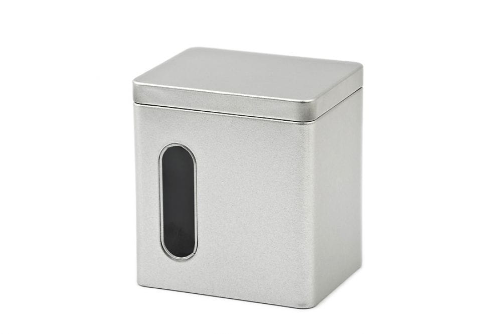 Boîte de rangement fermée en fer blanc, couleur argent, avec couvercle, photographiée sur fond blanc.