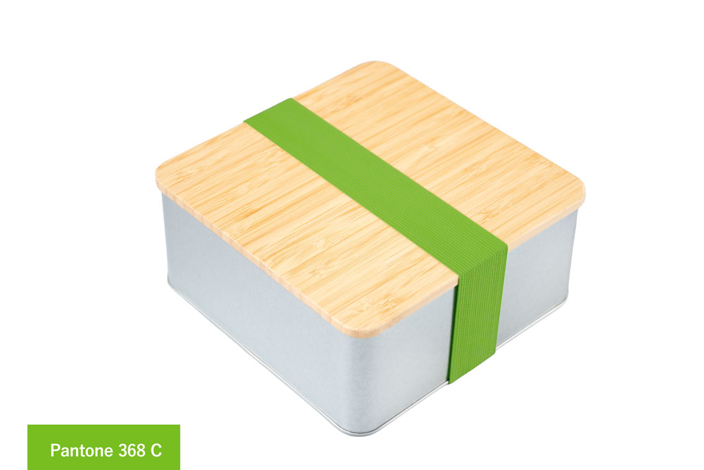 Boîte métallique carrée en métal couleur argentée avec couvercle en bambou, munie d'un ruban de couleur verte (Pantone 368 C), sur fond blanc.