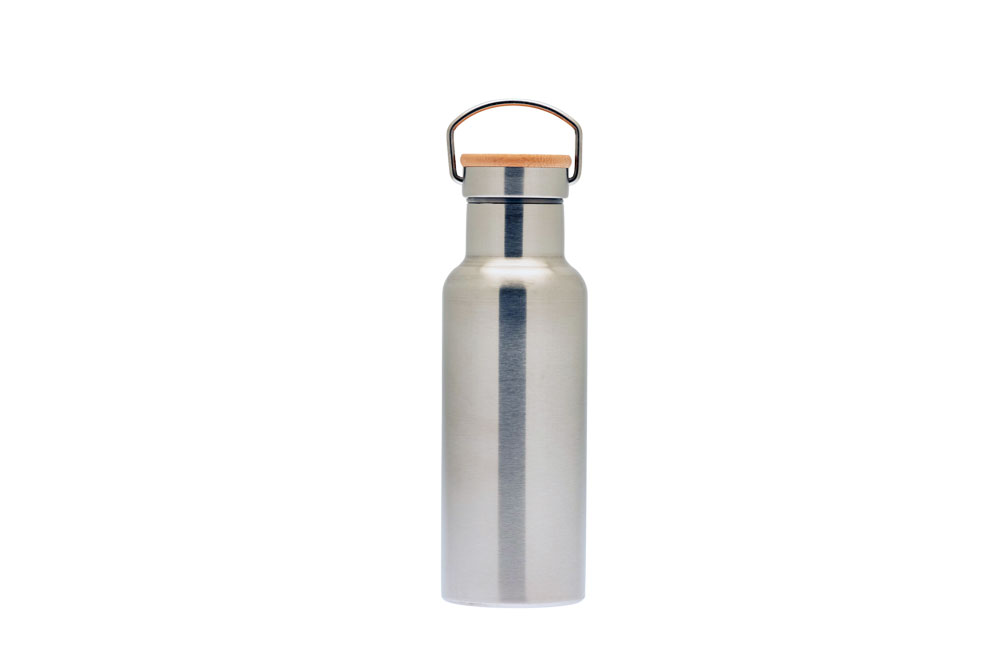 Bouteille en acier inoxydable fermée avec bouchon en bois et anse métallique, photographiée sur fond blanc.