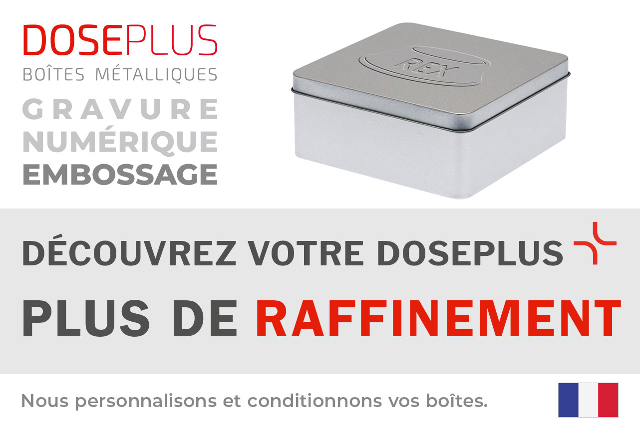 Boîte métallique Doseplus carrée – texte du bandeau : Découvrez votre Doseplus, plus de raffinement. Boîte cadeau personnalisée avec gravure, gaufrage et impression.