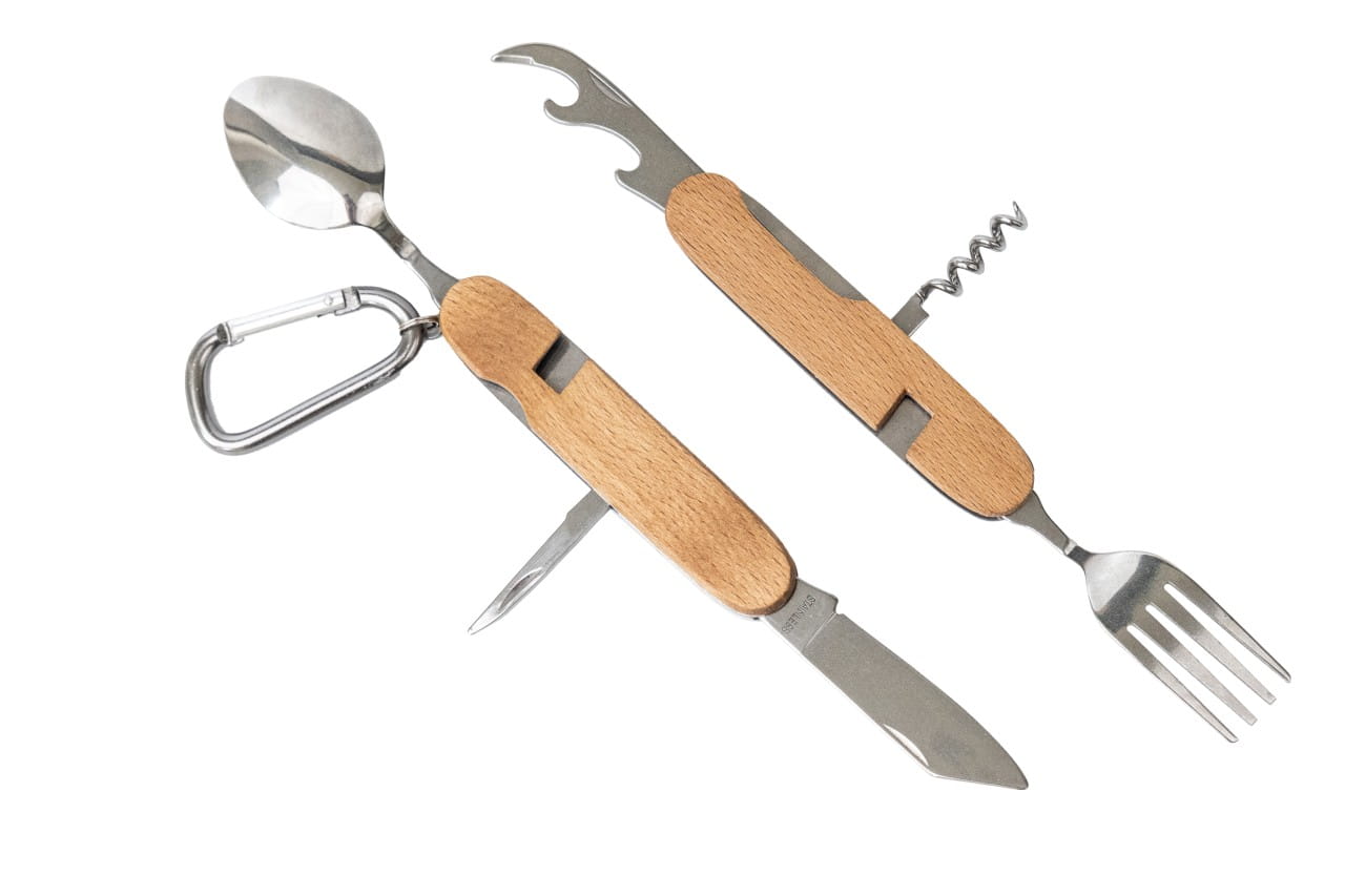 Couverts multifonctionnels ouverts avec plaquettes de préhension en bois de hêtre clair, composés d'un couteau, fourchette, cuillère, tire-bouchon et ouvre-bouteille, avec mousqueton argenté, photographiés sur fond blanc.