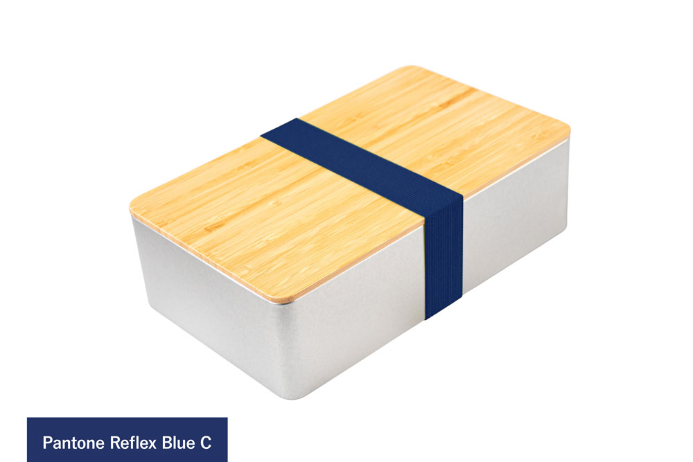 Boîte métallique carrée en métal couleur argent avec couvercle en bambou, ornée d'un ruban bleu foncé (Pantone Reflex Blue C), sur fond blanc.
