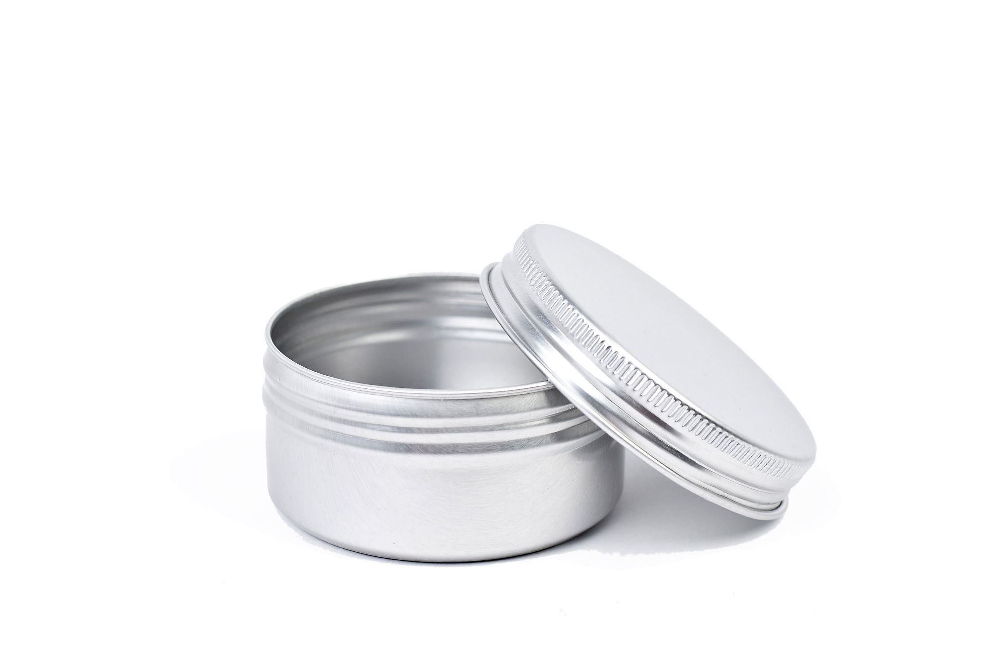 Vue détaillée d'une boîte en aluminium ouverte avec couvercle à vis, 100 ml, pour un rangement sécurisé.
