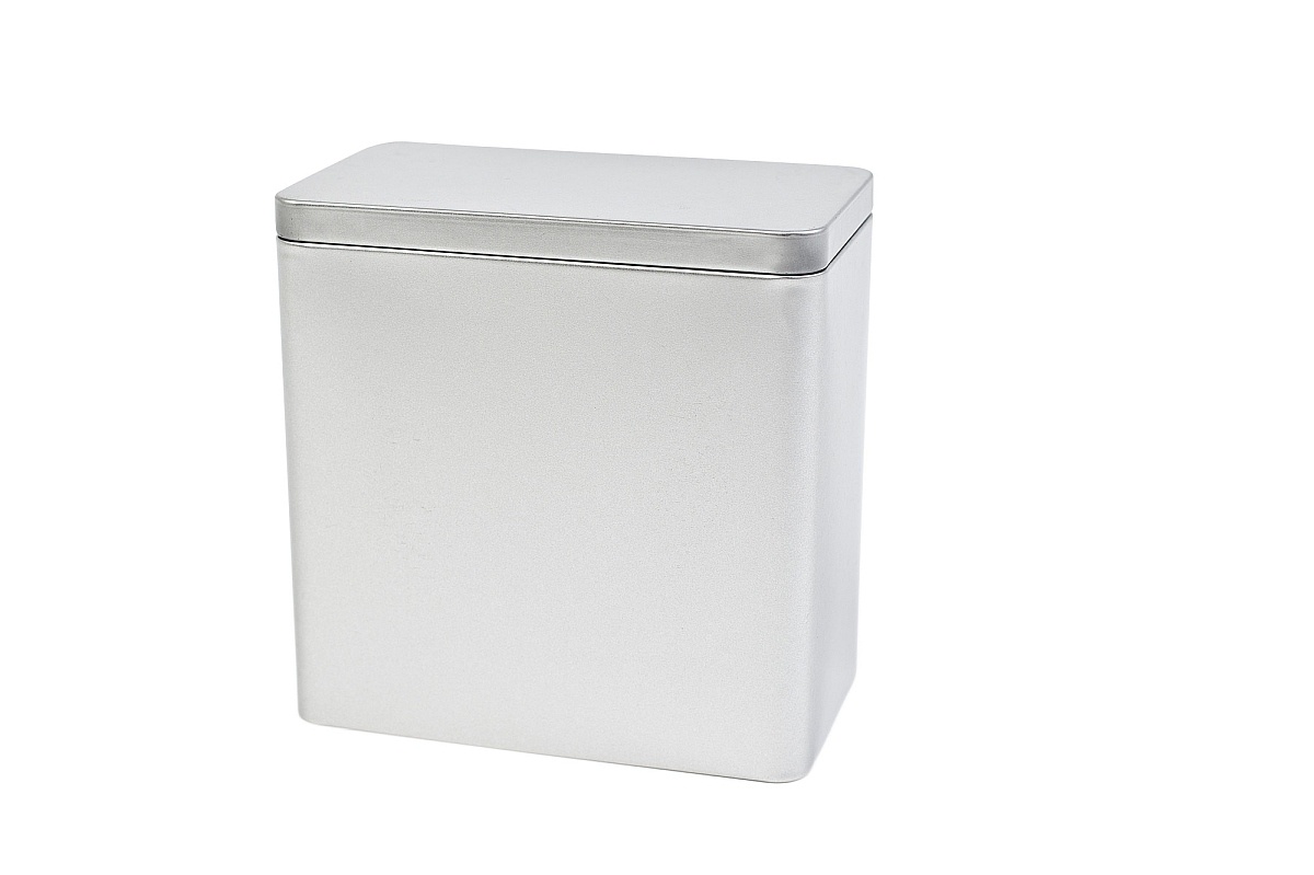 Boîte métallique rectangulaire fermée en métal couleur argent avec couvercle à clip emboîtant, fond neutre.