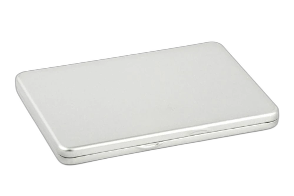 Boîte métallique DVD rectangulaire plate fermée en métal couleur argent, surface lisse, photographiée sur fond neutre.