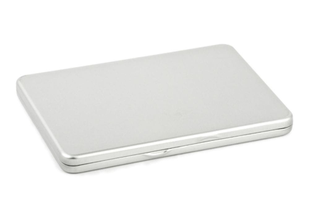 Boîte métallique DVD rectangulaire plate fermée en métal couleur argent, surface lisse, photographiée sur fond neutre.