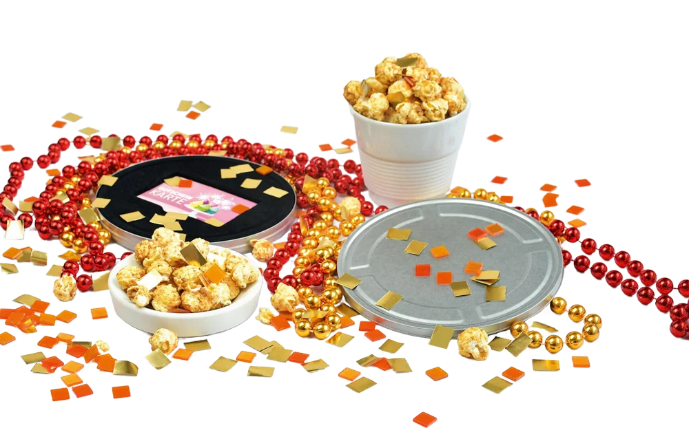 Geschenkbox für Kinogutscheine mit Kinomotiven, Popcorn und dekorativen Elementen für eine originelle Geschenkverpackung