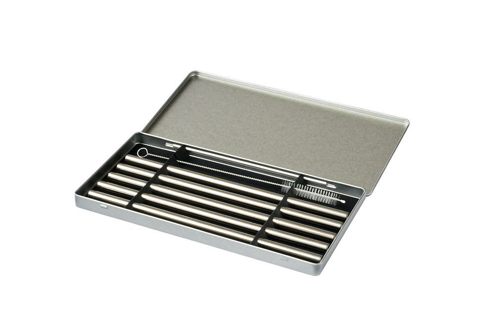 Ensemble de pailles réutilisables en acier inoxydable dans une boîte en fer blanc – pailles réutilisables avec brosse dans une boîte argentée sur fond blanc