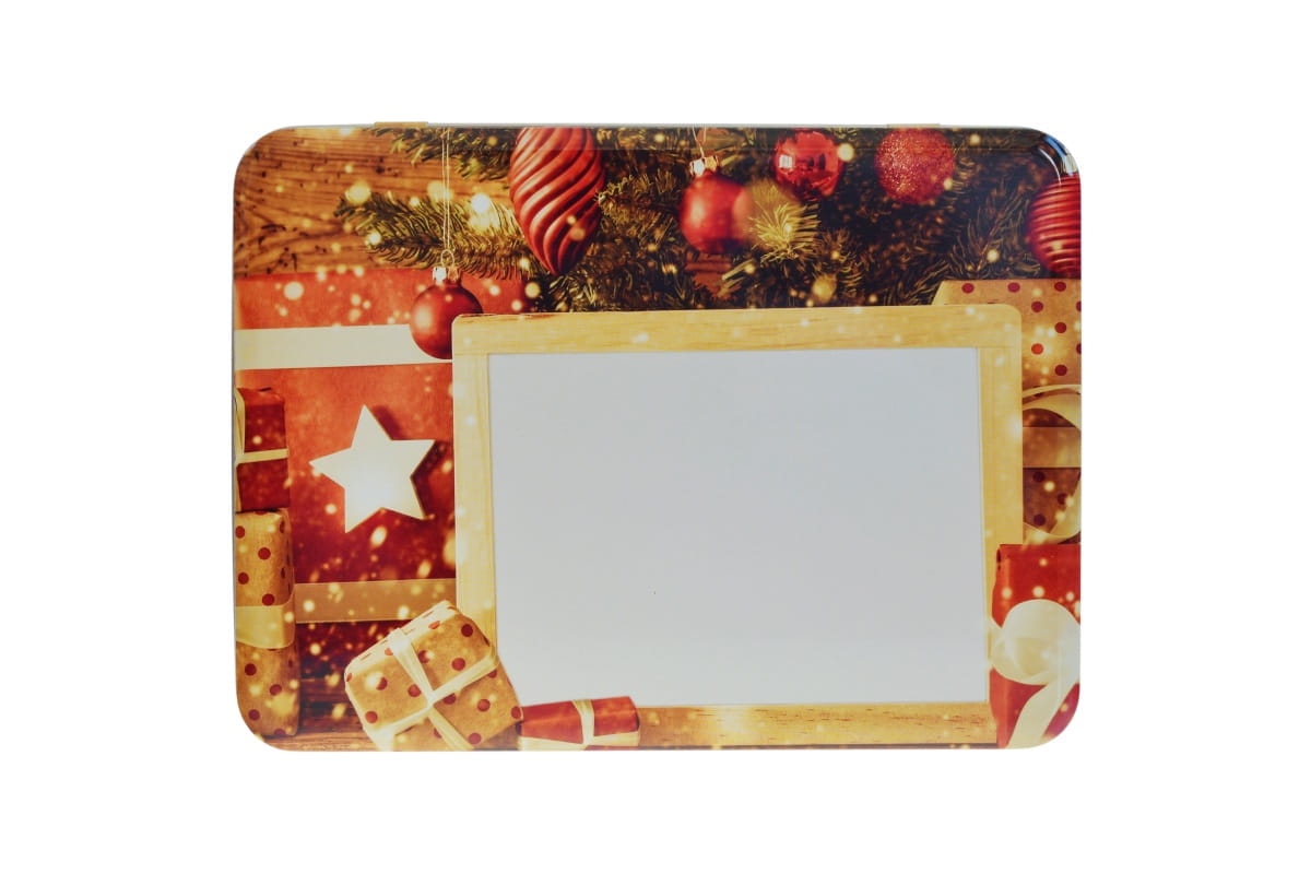 Boîte métallique de Noël avec aspect bois et motifs d'étoiles, photographiée sur fond blanc.