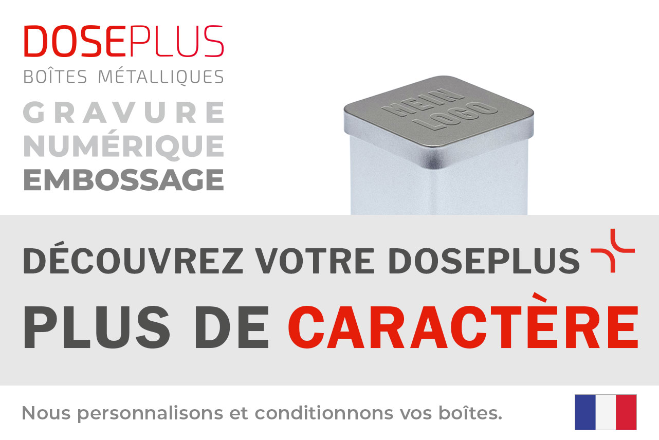 Boîte métallique argentée carrée Doseplus avec inscription en relief « Mein Logo » sur le couvercle. Texte : « Emballages métalliques – gaufrage, gravure laser, impression – Découvrez votre Doseplus, plus de profil ».