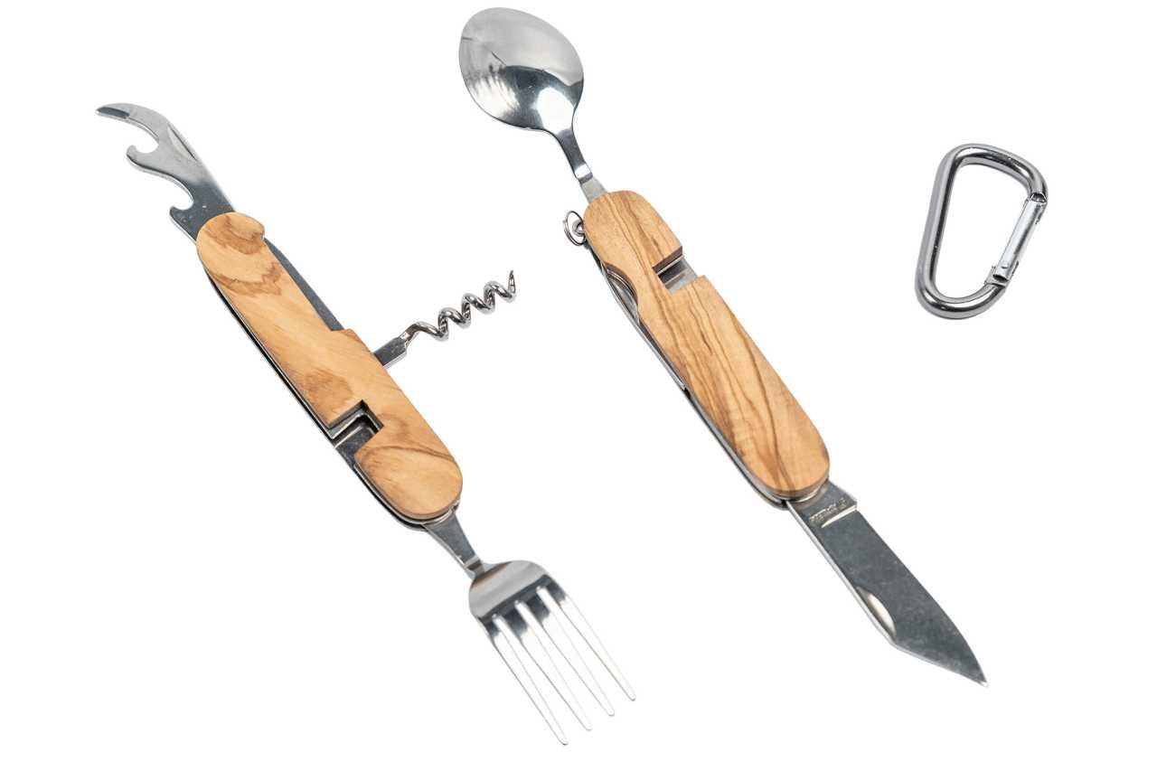 Couverts de camping multifonctionnels avec élégant manche en bois d'olivier, déplié avec fourchette, cuillère, couteau, tire-bouchon et ouvre-bouteille, sur fond blanc.