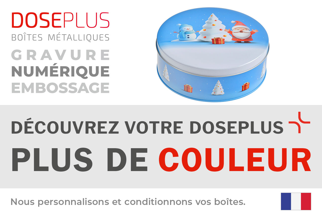 Boîte métallique ronde Doseplus avec motif de Noël – bonhomme de neige, Père Noël et sapin décoré avec des cadeaux sur fond bleu clair. Texte : « Emballages métalliques – embossage, gravure laser, impression – Découvrez votre Doseplus, plus de couleurs ».