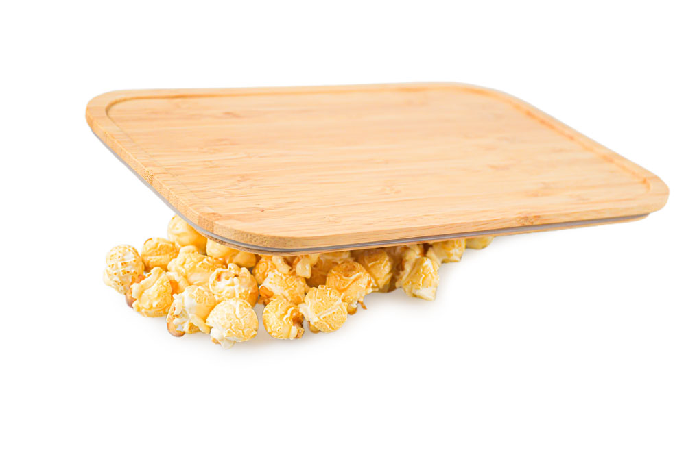 Couvercle en bambou sur fond blanc avec pop-corn – couvercle de remplacement pour boîte à lunch présenté de façon décorative