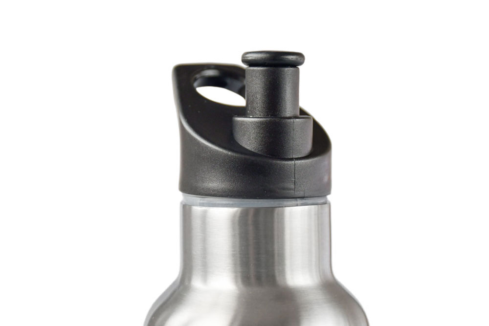 Bouteille d'eau en acier inoxydable avec couvercle pop-up noir monté. Gros plan sur fond blanc.