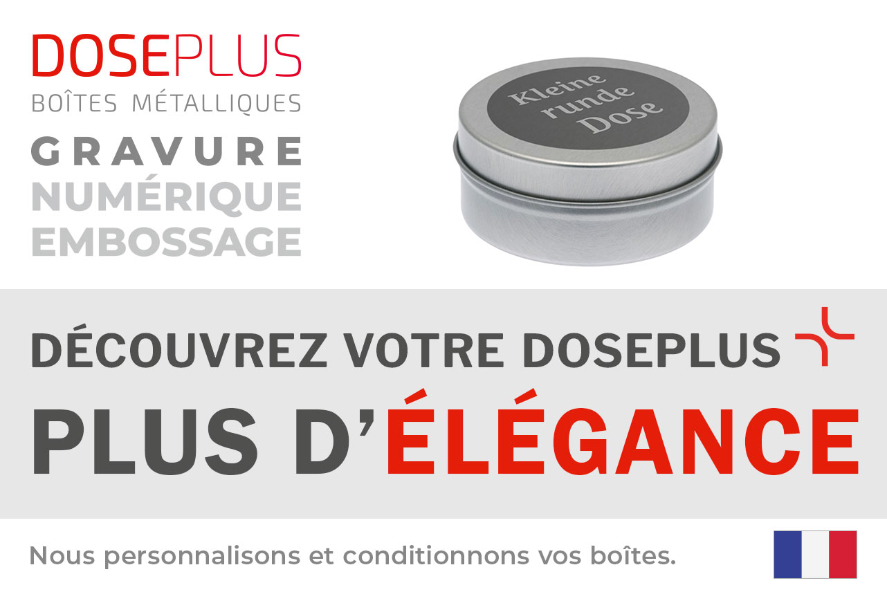Petite boîte métallique ronde argentée Doseplus avec gravure laser « Kleine runde Dose » sur le couvercle. Texte : « Emballages métalliques – gaufrage, gravure laser, impression – Découvrez votre Doseplus, plus d'élégance ».