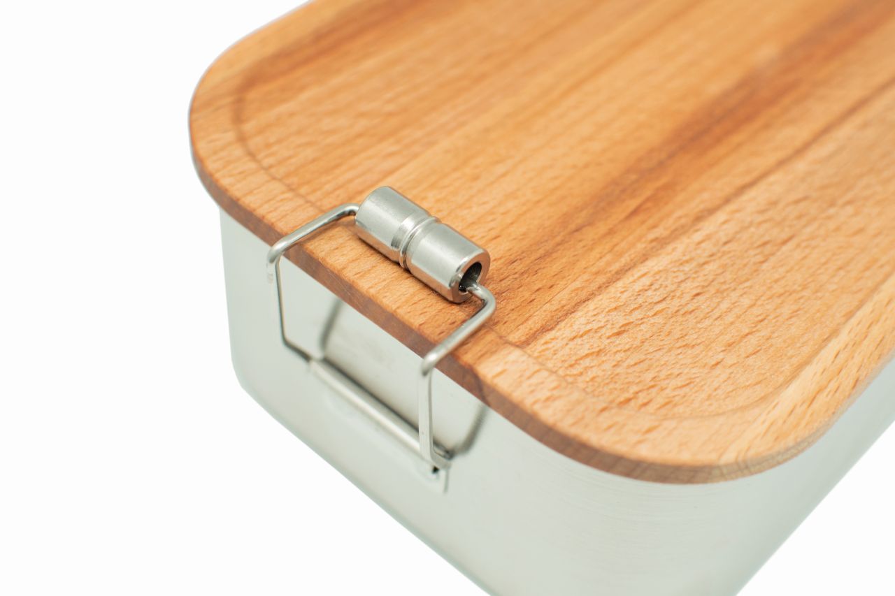 Vue détaillée de la fermeture de la boîte à lunch en acier inoxydable avec couvercle en bois de hêtre, robuste et durable