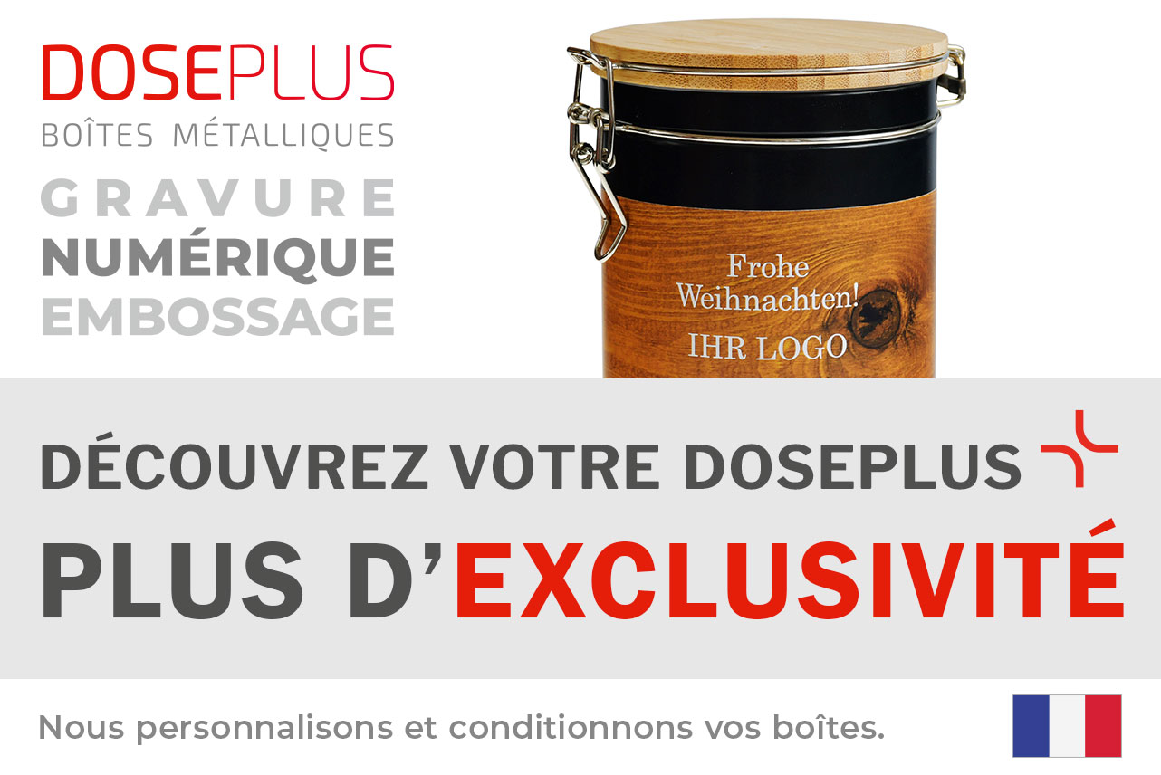 Texte alternatif : Boîte métallique Doseplus avec effet bois et couvercle en bambou, gravure « Joyeux Noël ! Votre logo ». Texte : « Emballages métalliques – embossage, gravure laser, impression – Découvrez votre Doseplus, plus d'exclusivité ».