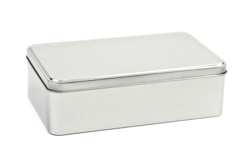 Boîte métallique rectangulaire fermée en métal couleur argent avec couvercle emboîtant, fond blanc neutre.