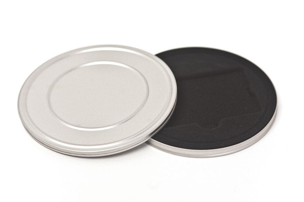 Boîte métallique ronde pour bons cadeaux « Box2Bon Film S » ouverte en métal couleur argent, couvercle emboîtant retiré et doublure en mousse noire, photographiée sur fond blanc.