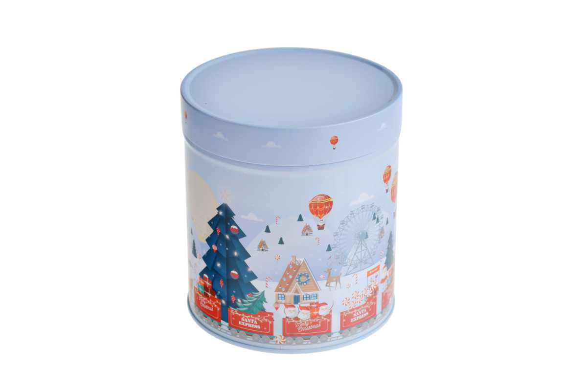 Boîte métallique ronde bleu clair avec motif festif de Noël, fermée, fond neutre.
