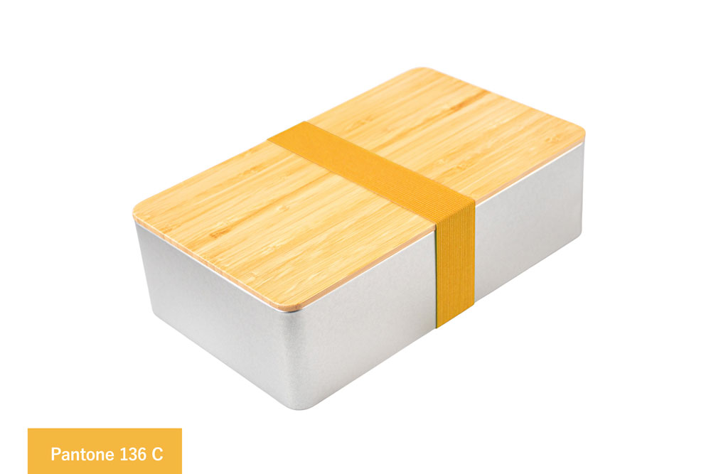 Boîte métallique carrée en métal couleur argentée avec couvercle en bambou, munie d'un ruban de couleur jaune (Pantone 136 C), sur fond blanc.