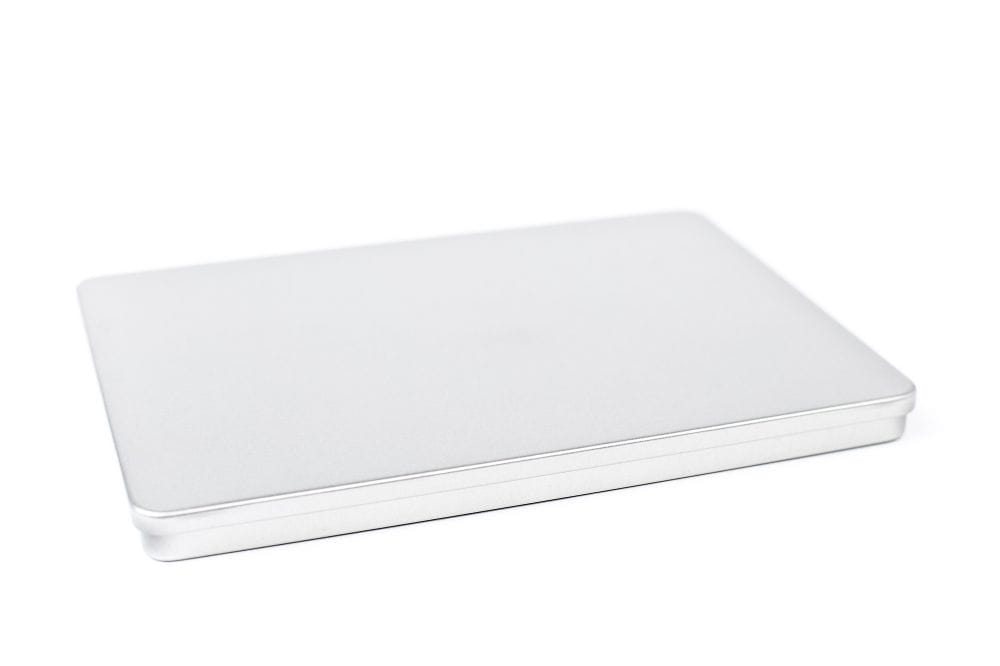 Boîte à bons d'achat rectangulaire fermée au format A5 en métal argenté, photographiée sur fond blanc.