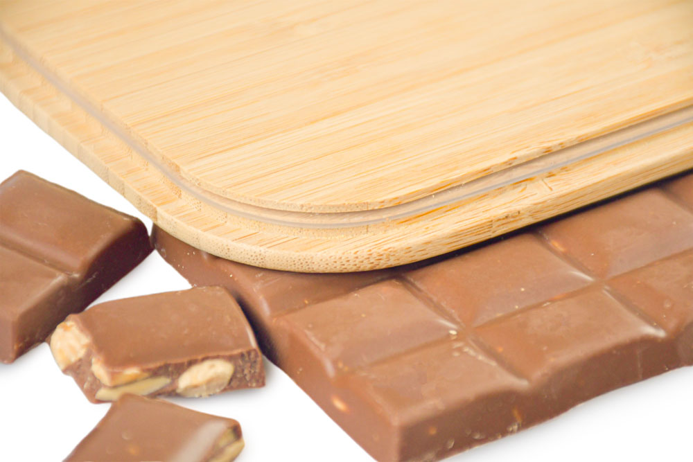 Gros plan couvercle en bambou sur chocolat et carrelage – couvercle de remplacement pour boîte à lunch présenté de façon décorative