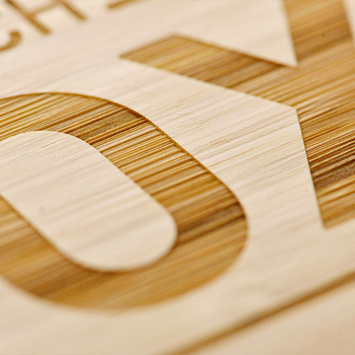 Détail de gravure laser CO2 sur emballage métallique
