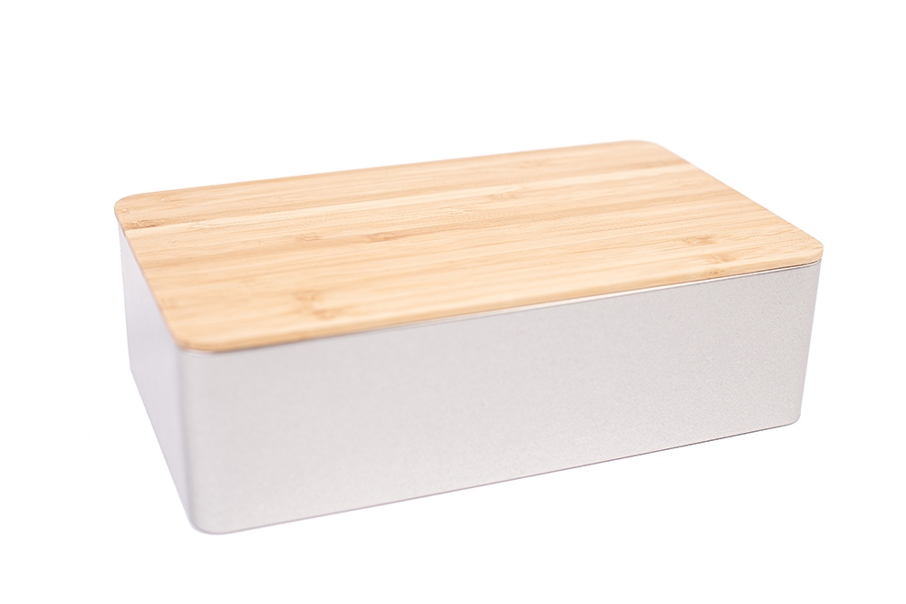 Boîte métallique rectangulaire fermée en métal argenté avec couvercle plat en bambou, photographiée sur fond blanc.