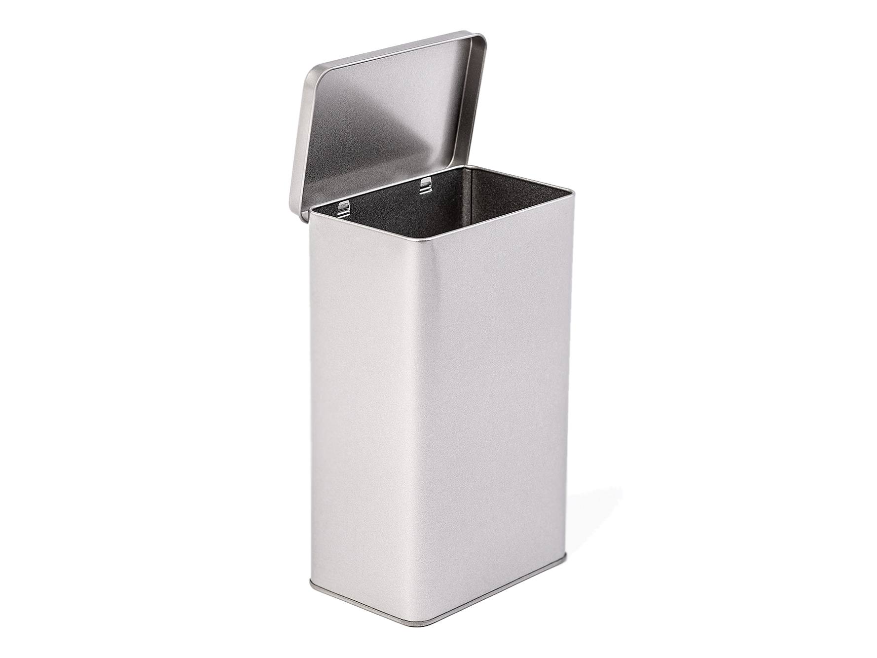 Boîte de rangement rectangulaire ouverte en métal couleur argent avec couvercle déplié, angles légèrement arrondis, présentée sur fond blanc.