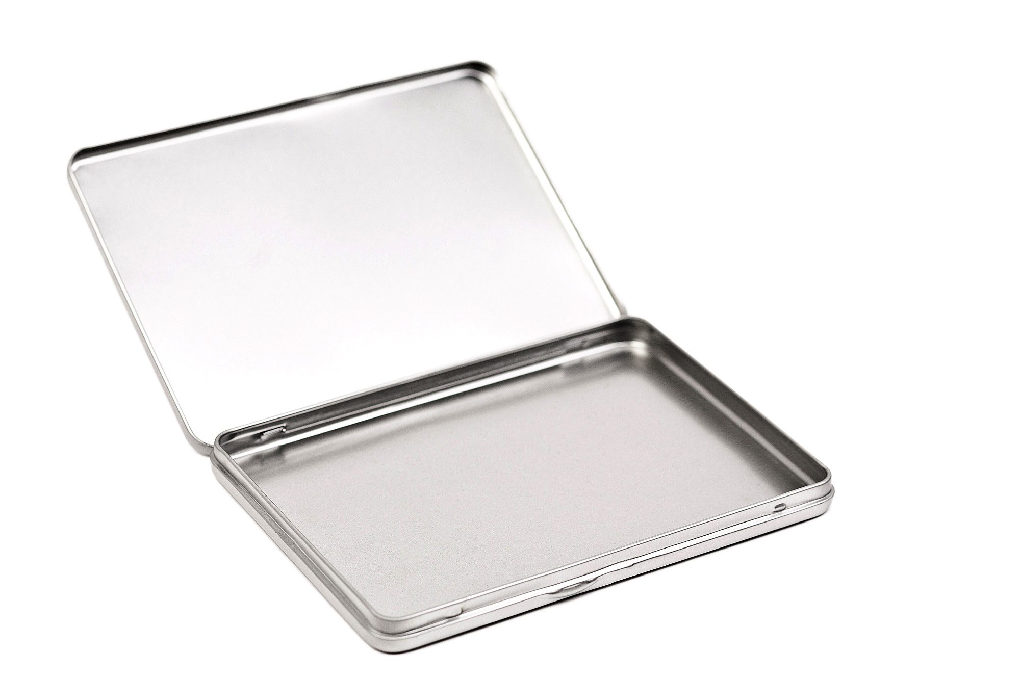 Boîte métallique rectangulaire plate aux coins arrondis avec couvercle à charnière ouvert, intérieur visible, sur fond blanc.