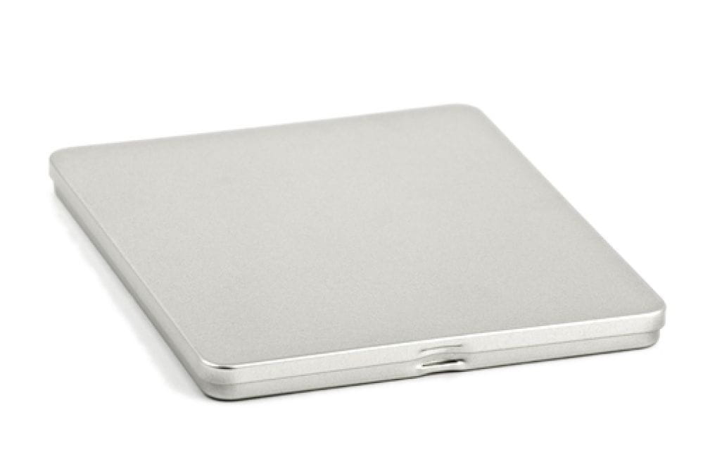 Boîte métallique CD carrée fermée en métal couleur argent, design plat, photographiée sur fond neutre.