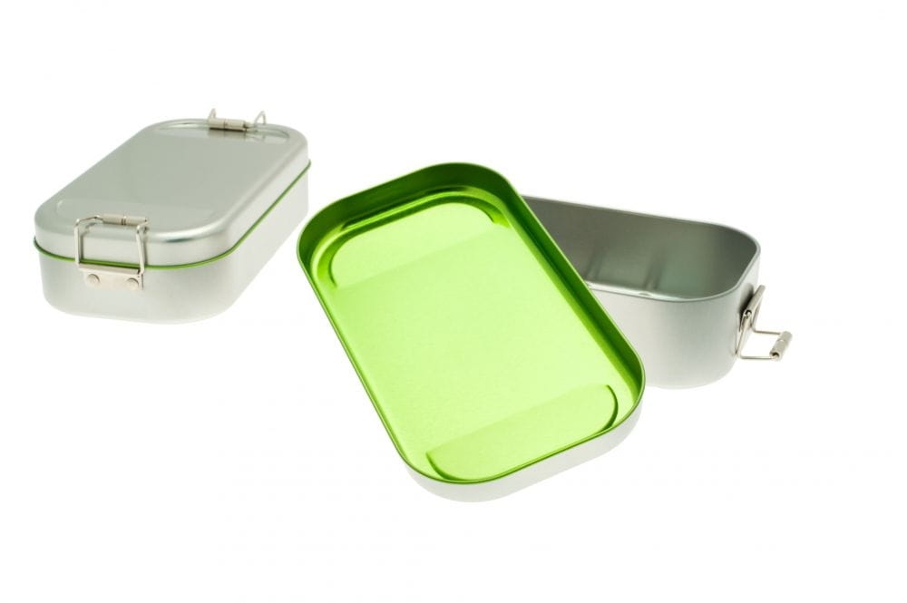 Boîte à lunch en acier inoxydable argenté ouverte avec intérieur teinté en vert, accompagnée d'une deuxième boîte fermée, photographiée sur fond blanc.