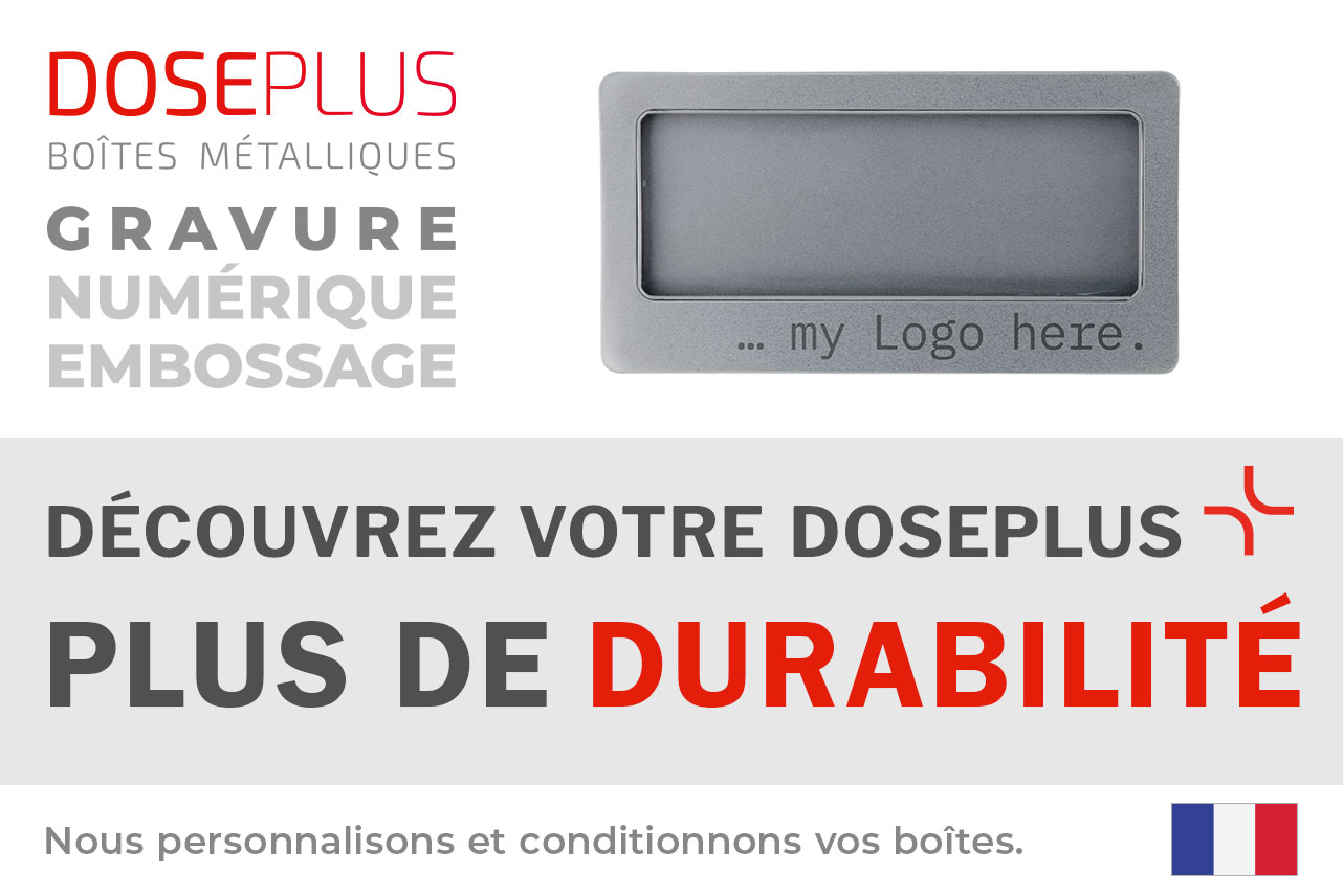 Boîte Doseplus DIN Long en métal avec fenêtre – texte du bandeau : Découvrez votre Doseplus, plus de durabilité. Boîte réutilisable gravée pour un emballage durable.