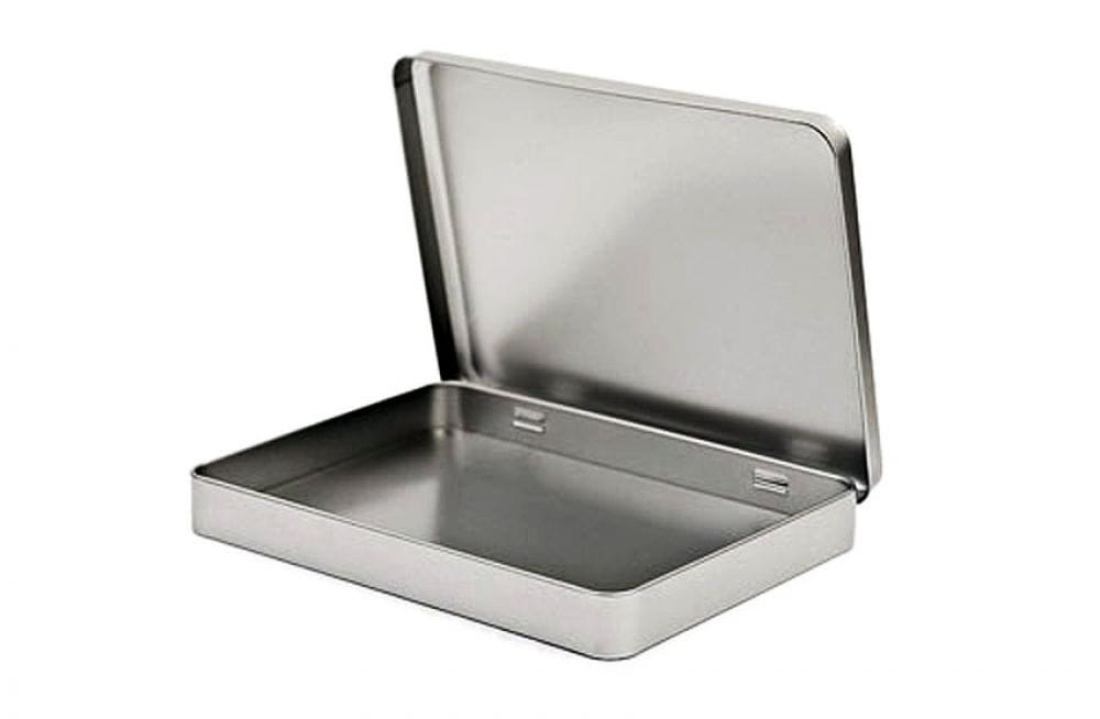 Boîte métallique A5-Maxi en fer blanc couleur argentée ouverte avec couvercle à charnière relevé, photographiée sur fond blanc.