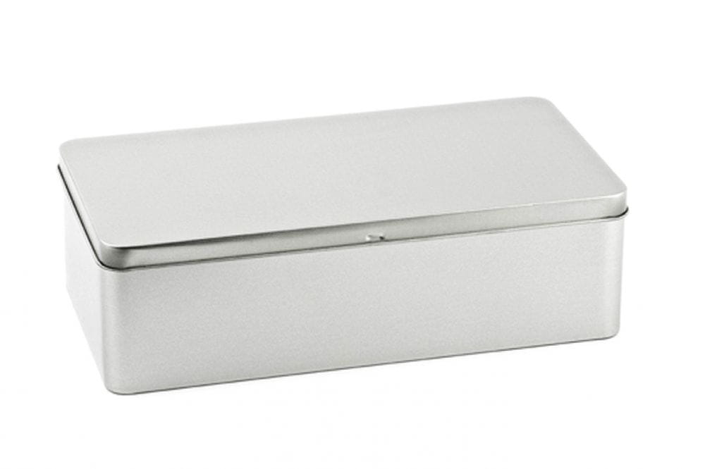 Boîte métallique carrée fermée en métal couleur argent avec couvercle emboîtant, fond neutre.