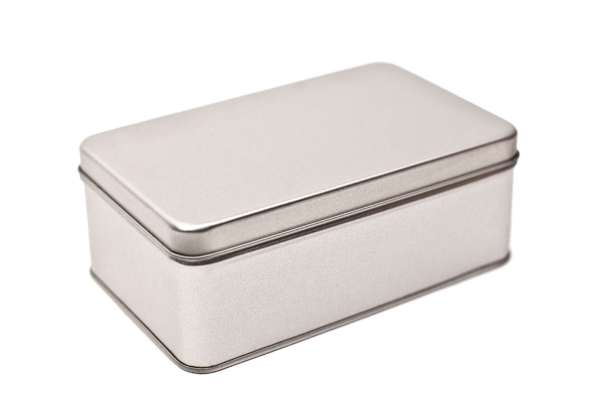 Boîte en métal rectangulaire fermée avec couvercle emboîtant en finition gris argenté mat