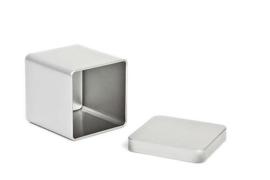 Boîte métallique carrée ouverte avec couvercle emboîtant retiré, présentée sur fond blanc.