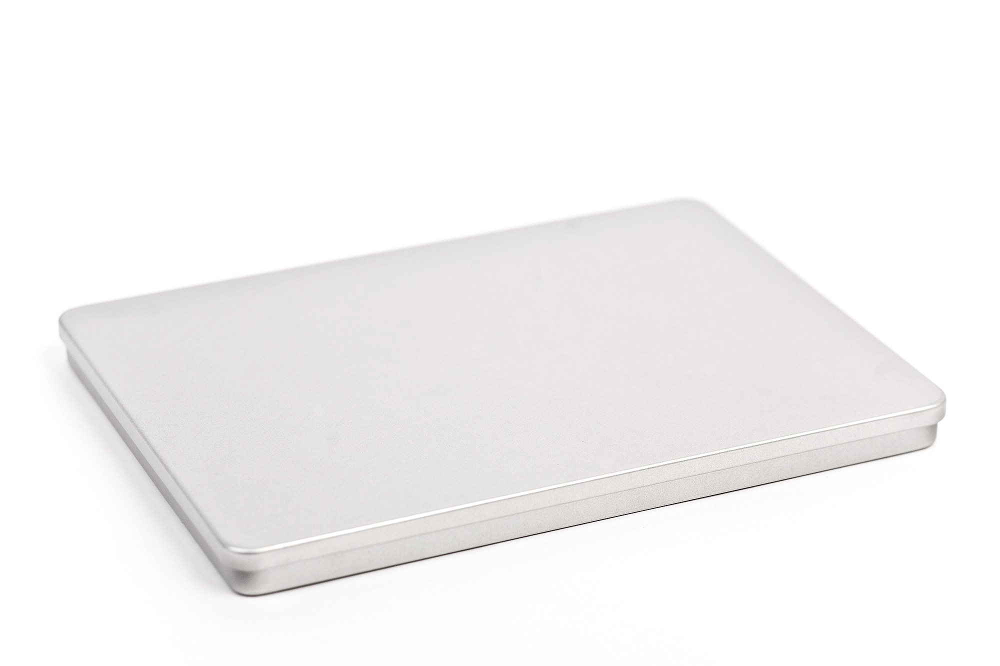 Boîte plate DIN-A5 fermée en fer blanc argenté avec couvercle à charnière, photographiée sur fond blanc neutre.