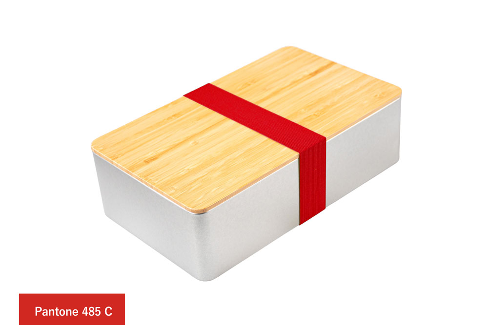 Boîte métallique carrée en métal couleur argent avec couvercle en bambou, ornée d'un ruban rouge (Pantone 485 C), sur fond blanc.