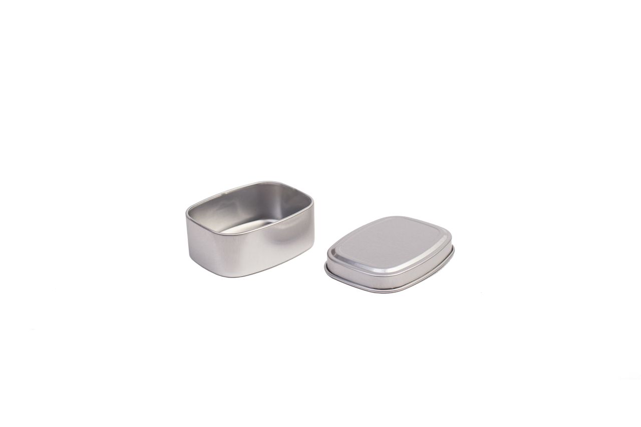 Boîte en fer blanc rectangulaire ouverte en métal couleur argent avec couvercle emboîtant amovible, photographiée sur fond blanc.