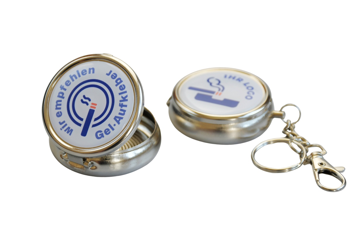 Cendrier de voyage ouvert avec cuvette intérieure visible ; version fermée avec logo à côté – solution de fabricant pour le branding, l'impression ou le doming