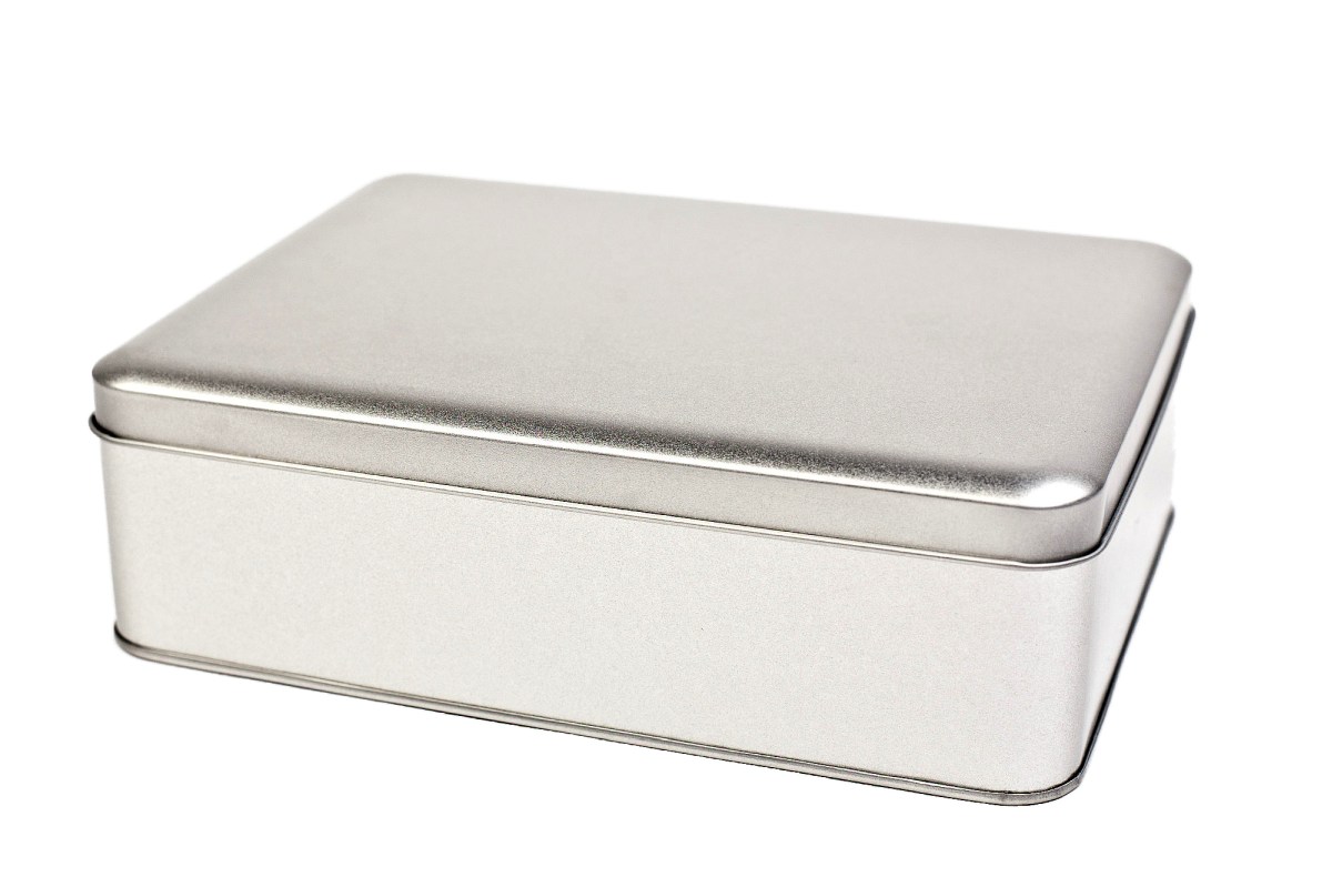Boîte rectangulaire fermée en métal argenté avec couvercle à charnière, photographiée sur fond blanc.