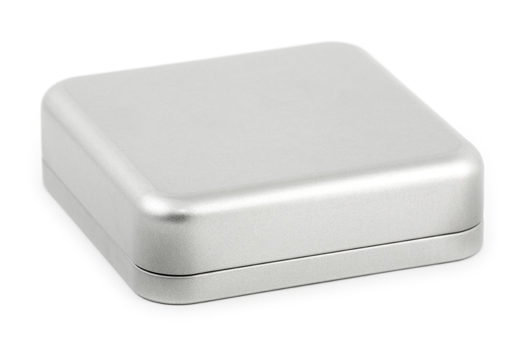 Boîte en fer blanc carrée fermée avec coins arrondis, idéale pour ranger de petits objets ou comme emballage