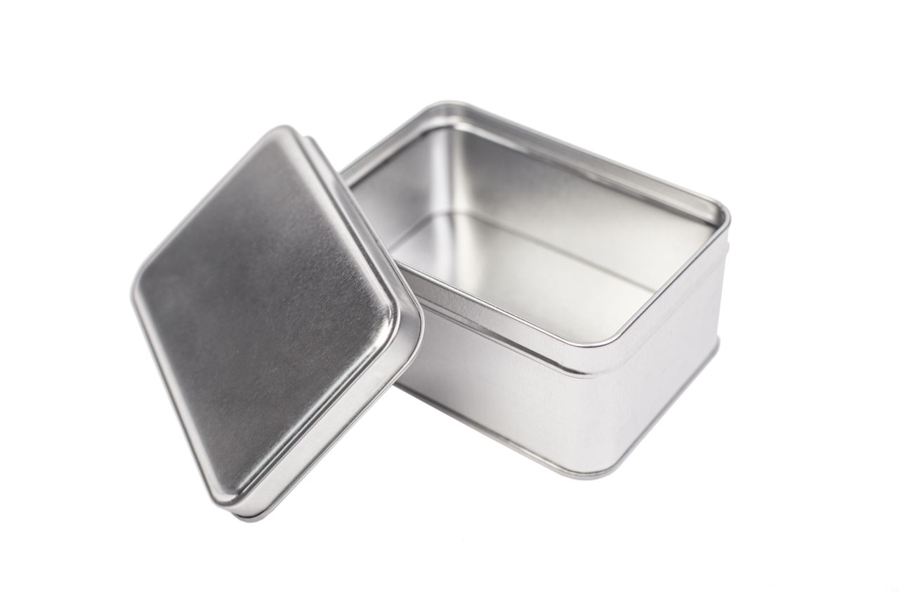 Boîte métallique rectangulaire ouverte avec couvercle emboîtant amovible, couleur argent, sur fond blanc.