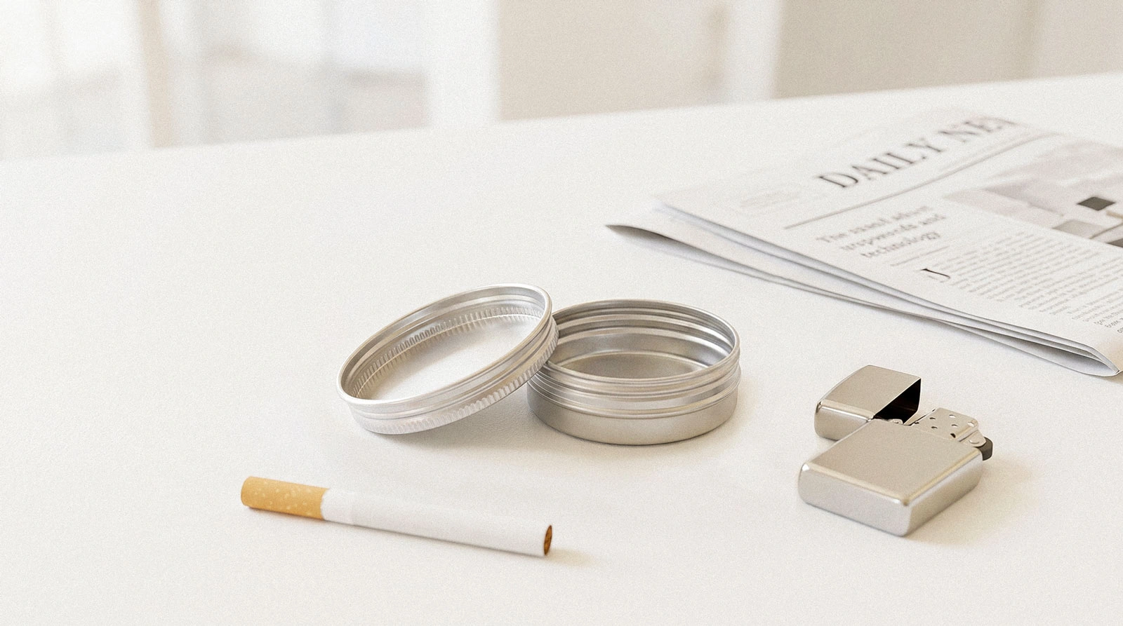 Silberfarbene, runde Aluminiumdose mit Schraubdeckel, geöffnet neben einer Zigarette und einem Metallfeuerzeug auf einem hellen Tisch