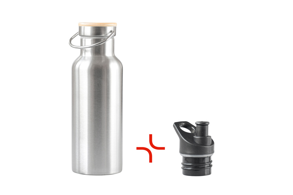 Bouteille d'eau en acier inoxydable de couleur argentée avec fermeture en bois et poignée de transport, accompagnée d'un bouchon de boisson amovible noir. Photographié sur fond blanc.