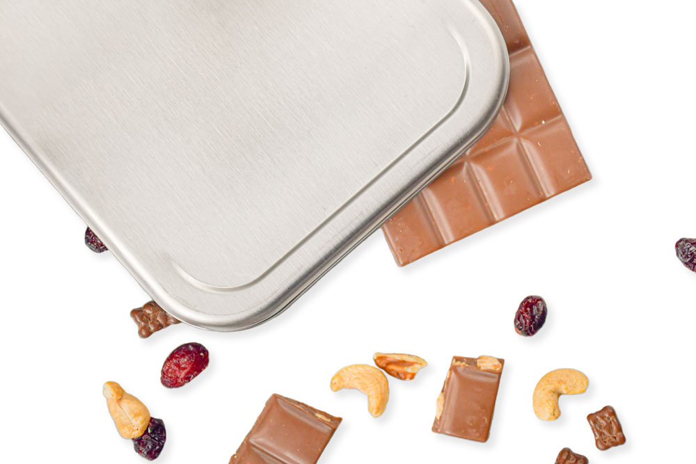 Vue rapprochée du couvercle en acier inoxydable avec chocolat, noix et fruits secs – couvercle de rechange durable pour boîte à lunch