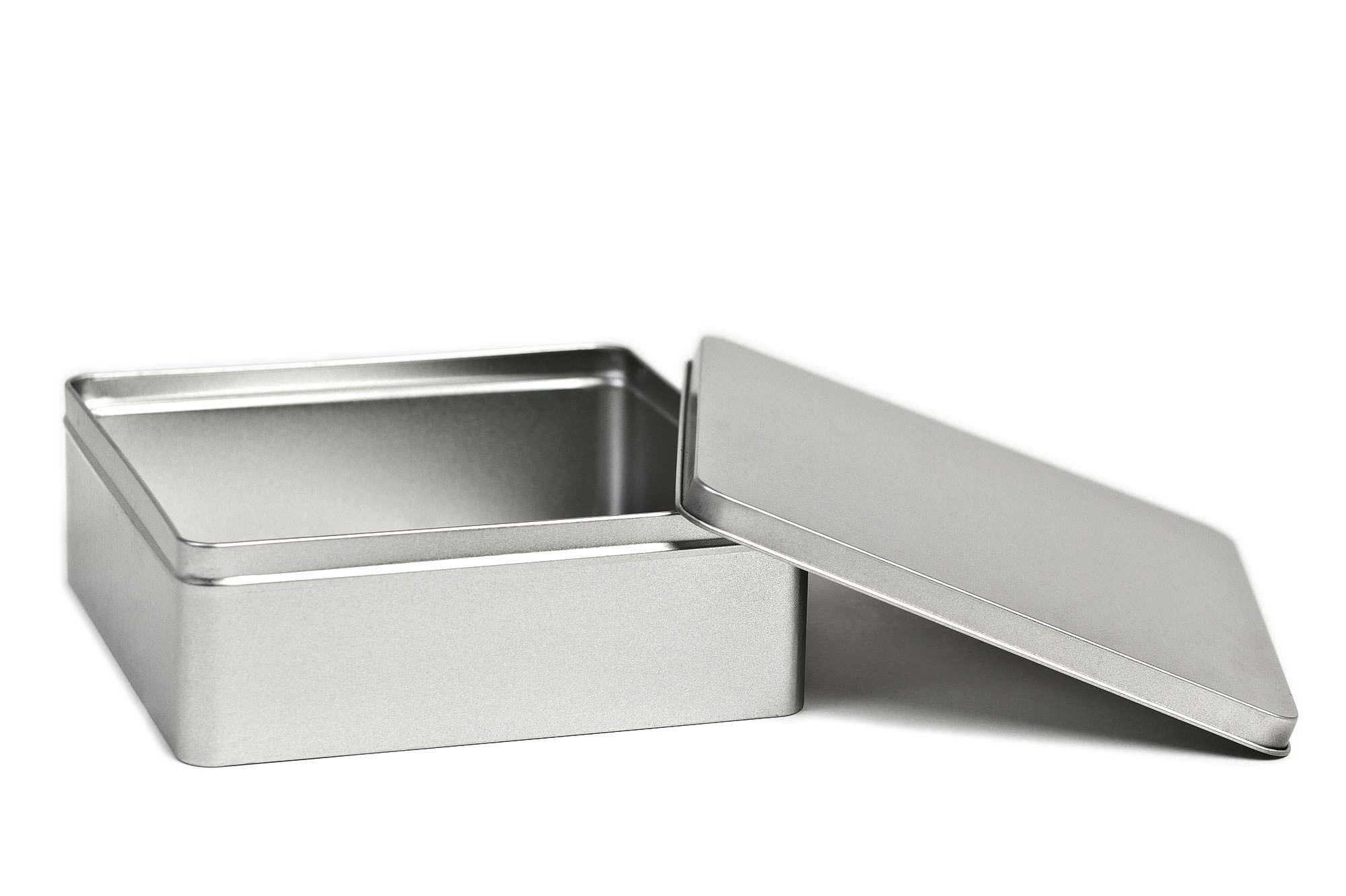 Boîte métallique carrée en fer blanc ouverte avec couvercle emboîtant retiré à côté de la boîte.