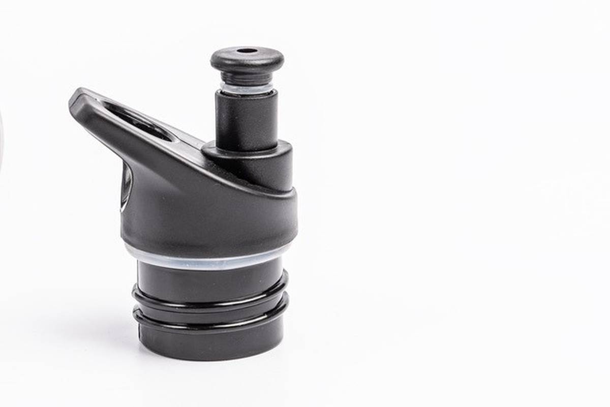 Couvercle pop-up noir en plastique pour bouteille isotherme en acier inoxydable, avec ouverture à boire et joint d'étanchéité, photographié sur fond blanc.